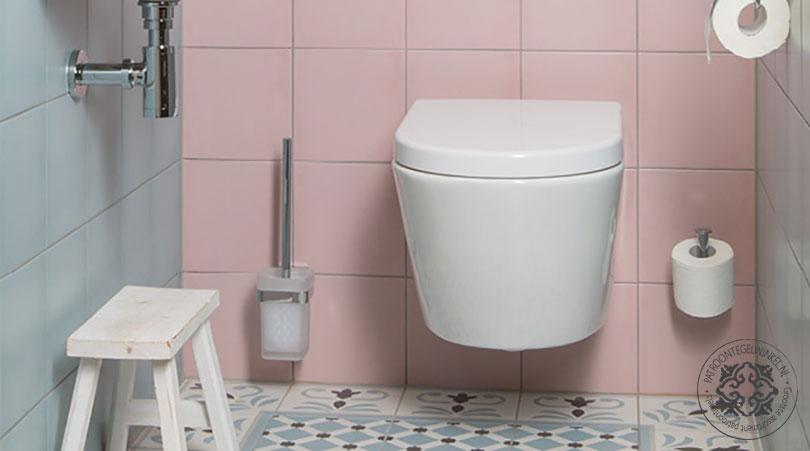 Retrotegel Rosa Celeste Palau Toiletstijl | Retrotegelwinkel.nl